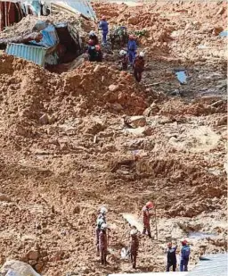  ??  ?? ANGGOTA penyelamat melakukan operasi pencarian mangsa.