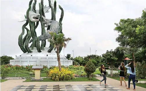  ?? ROBERTUS RISKY/JAWA POS ?? TAK INDAHKAN IMBAUAN: Pengunjung yang nekat mendatangi Taman Suroboyo kemarin. DKRTH menutup ruang terbuka hijau tersebut sejak sepekan lalu.