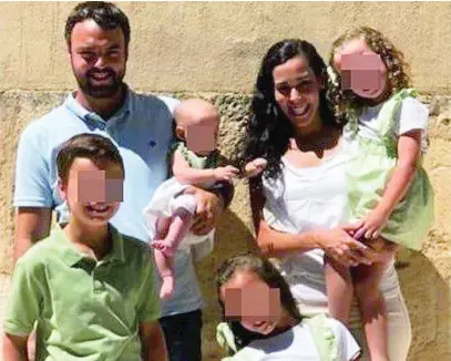  ?? LA RAZÓN ?? David, junto a su mujer y sus cuatro hijos, en una foto compartida por redes sociales