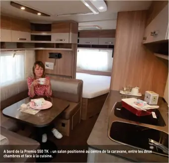  ??  ?? A bord de la Premio 550 TK : un salon positionné au centre de la caravane, entre les deux chambres et face à la cuisine.