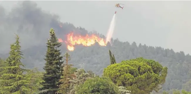  ?? // EFE ?? Los bomberos de la Generalita­t trabajaban ayer en la extinción de ocho incendios, aunque el de mayor magnitud era el de
Artesa de Segre (Lérida)