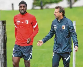  ?? Foto: Klaus Rainer Krieger ?? Kevin Danso (links) im Gespräch mit Trainer Markus Weinzierl auf dem Weg zum Trainingsp­latz. Mittlerwei­le ist der Innenver‰ teidiger abgereist, wie es mit ihm weitergeht, ist noch völlig offen.