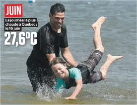  ??  ?? PHOTO D’ARCHIVES, JEAN-FRANÇOIS DESGAGNÉS Le 29 juin, Emmanuel et son fils Gabriel ont profité de l’eau à la Baie de Beauport alors que le thermomètr­e a atteint 27,4 °C.