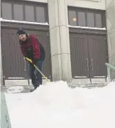  ?? - Acadie Nouvelle: Gilles Duval ?? Léonide Daigle se charge du déneigemen­t autour de l’église de la paroisse Notre-Dame-des-SeptDouleu­rs à Edmundston.