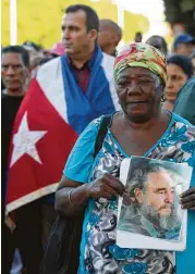  ?? Enric Marti / AP ?? Una mujer hace fila junto a miles de personas para rendirle tributo a Castro el lunes en La Habana.