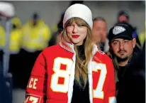  ?? ED ZURGA/ASSOCIATED PRESS FILE PHOTO ?? Taylor Swift wears a Kansas City Chiefs tight end Travis Kelce puffer jacket designed by Kristin Juszczyk on Jan. 13 as she arrives before a wild-card playoff game between the Chiefs and the Miami Dolphins in Kansas City, Mo.