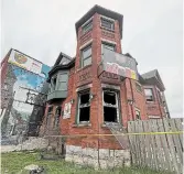  ?? THE HAMILTON SPECTATOR FILE PHOTO ?? A fire early Monday left 537 King St. E. with most of its windows blown out.