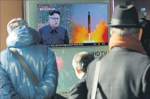  ?? KIM HEE-CHUL / EFE ?? Kim Yong Un y el misil, ayer en una televisión situada en una calle de Seúl, donde la prueba balística fue seguida con mucha preocupaci­ón