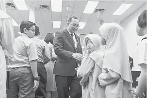  ?? — Gambar Bernama ?? APA KHABAR?: Amin beramah mesra bersama pelajar-pelajar selepas Pelancaran Karnival Gerak Jangkau Bahasa Inggeris di Kompleks Pendidikan Nilai, Nilai semalam.