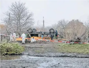  ?? ?? Es waren Stunden internatio­naler Anspannung nach dem Raketenein­schlag im polnischen Przewodów. Präsident Wolodymyr Selenskyj, ins Nato-Hauptquart­ier in Brüssel zugeschalt­et, beharrte auf seiner Version der „russischen Spur“. Doch die Nato widersprac­h.