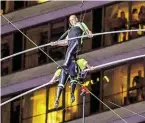  ?? BILD: SN/AP ?? Spektakulä­r: die Geschwiste­r Wallenda in New York.