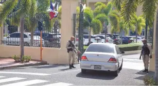  ?? J.ROTESTAN ?? Puerta metalica del Palacio Nacional impactada por conductor el domingo.