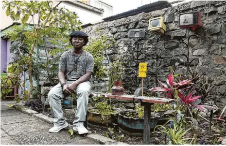  ?? Foto: Gioia Forster/dpa ?? Der Künstler Emmaus Kimani sitzt im Garten des Künstlerko­llektivs Brushtu in Nairobi. Dem Kollektiv gehören mehrere Künstler an, die in dem gemeinsame­n Studio arbeiten und ausstellen können.