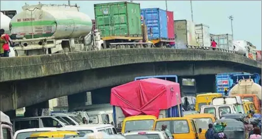  ??  ?? Trucks and tankers parked on Ijora bridge, a disaster in the waiting