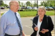  ?? PETE BANNAN — DIGITAL FIRST MEDIA ?? Republican candidate Greg McCauley speaks with Jackie Blake outside their Chadds Ford polling place at Hillendale Elementary School on Tuesday.