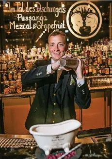  ?? RP-FOTO: HANS-JÜRGEN BAUER ?? Carsten Möller, der Barkeeper im Breidenbac­her Hof, serviert Cocktails in außergewöh­nlichen Gefäßen, zum Beispiel in einer Badewanne.
