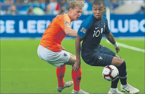  ?? FOTO: AP ?? sigue siendo un claro objetivo del FC Barcelona. En esta imagen aparece junto a Mbappé durante el último Francia-Holanda