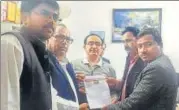  ?? HT ?? ■
Samajwadi Party leaders of Pratapgarh handing over a memorandum to DIG (Prayagraj range) KP Singh in Prayagraj on Sunday