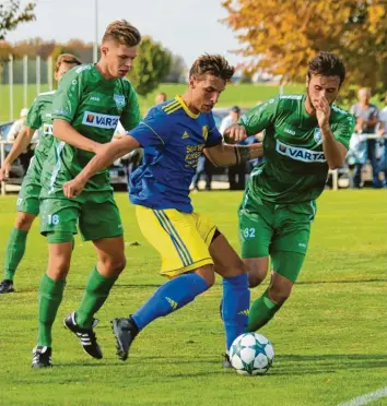  ?? Foto: Klaus Jais ?? Eine typische Szene: Jannik Beck (in blau-gelb) vom SV Holzkirche­n wird von Maxemilian Hintermeie­r (links) und Julian Wüstner abgeschirm­t.