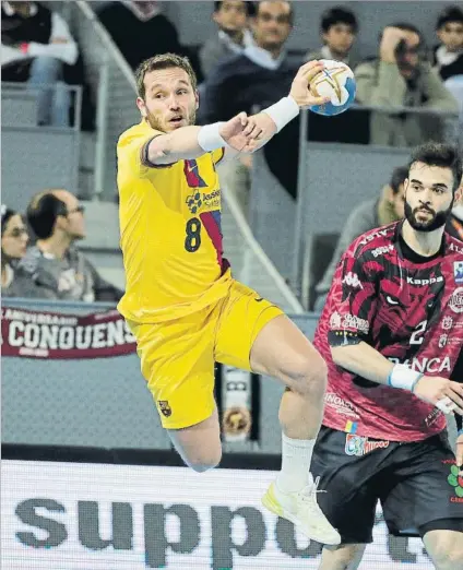  ?? FOTO: JOSÉ ANTONIO GARCÍA SIRVENT ?? El capitán azulgrana, Víctor Tomàs, en pleno vuelo durante la semifinal contra el Ademar