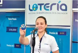  ??  ?? Sorteo. Representa­nte de la Lotería Nacional de Beneficenc­ia durante el sorteo acumulado de la Megalote n.º 128.