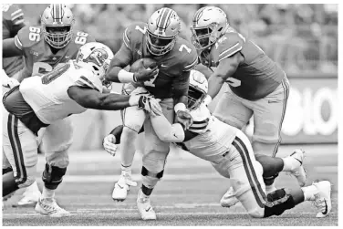  ?? JOE MAIORANA/ USA TODAY SPORTS ?? Ohio State quarterbac­k Dwayne Haskins, being tackled by Tulane’s De’Andre Williams, left, and Juan Monjarres, had five TD passes in last week’s game.