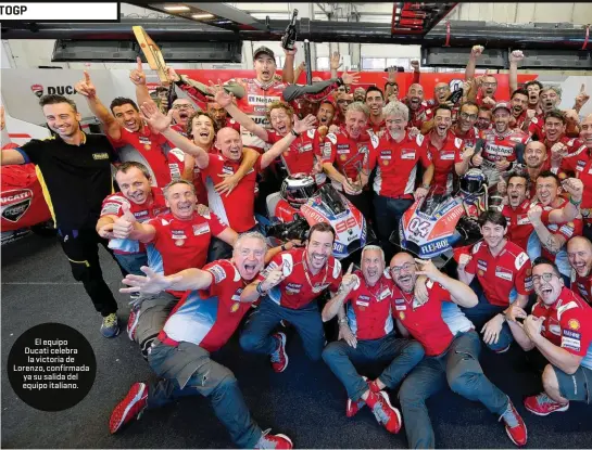  ??  ?? El equipo Ducati celebra la victoria de Lorenzo, confirmada ya su salida del equipo italiano.