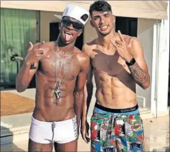  ??  ?? ESPÍRITU JUVENIL. Vinicius colgó esta foto con Lucas Paqueta.