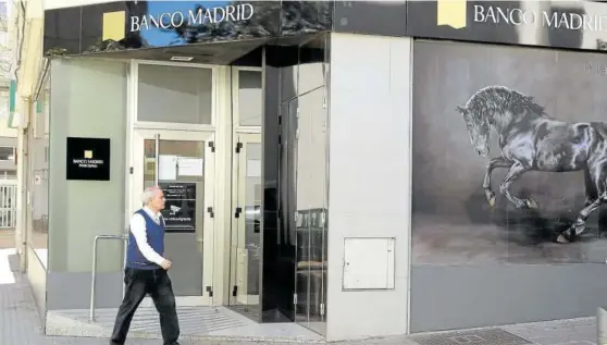  ?? Foto: Efe ?? Una sucursal del Banco Madrid, cerrada tras presentar concurso de acreedores y suspender los reembolsos.