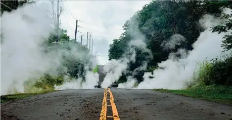  ??  ?? I vapori dal sottosuolo nella zona abitata di Leilani, sulla Grande Isola, dopo l’eruzione del vulcano Kilauea e il violento terremoto