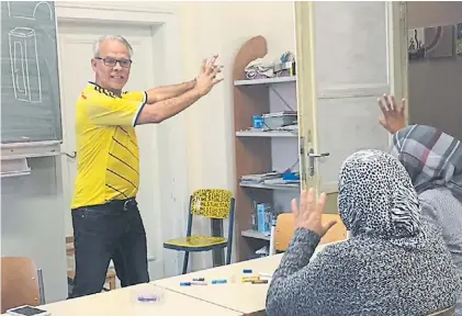  ?? A.V. ?? Maestro. El colombiano Jaime Beck enseña alemán a refugiados sirios en un centro visitado por Clarín.