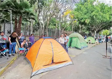  ?? / ?? Miles de personas se dieron cita desde el jueves por la noche, en cada uno de los diferentes puntos, en busca de la tan anhelada vacuna contra el coronaviru­s. Hoy comienza la aplicación del biológico.