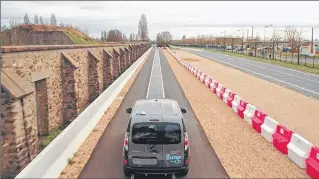  ??  ?? This 100-metre stretch of road near Paris powers vehicles via a wireless signal