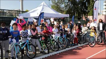  ?? (Photo Éric Ottino) ?? Mercredi, le Secours populaire a récompensé les jeunes Niçois qui ont participé aux Journées des oubliés du sport .