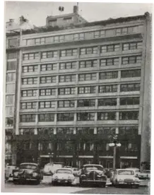  ?? ?? Led by former American Club President Lawence Daniels, constructi­on at Viamonte 1133 began in 1951. The 10-story building would be financed by US multinatio­nal companies, private investors, and the sale of six floors. In 1954, the American Club moved into its new premises occupying the top four levels, with additional space on the rooftop.