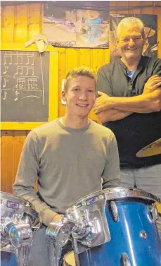  ?? FOTO: PRIVAT ?? Finn Wiest (vorne) hat beim internatio­nalen Percussion-Wettbewerb im italienisc­hen Pescara den zweiten Platz geschafft. Sein langjährig­er Schlagzeug­lehrer Markus Merz freut sich mit ihm über die Erfolge, auch über die Aufnahme ins Landesjazz­orchester.