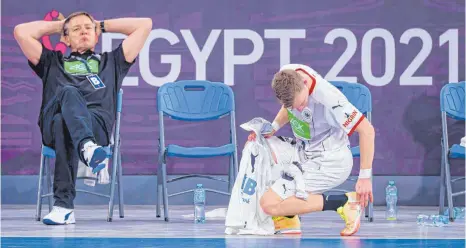  ?? FOTO: SASCHA KLAHN/DPA ?? Freude sieht anders aus: Handball-Bundestrai­ner Alfred Gislason (li.) und Rechtsauße­n Timo Kastening.