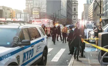  ?? ANNA WATTS/THE NEW YORK TIMES ?? New York police and emergency workers respond to the Hoyt-schermerho­rn subway station in Brooklyn after a shooting Thursday on the A train.