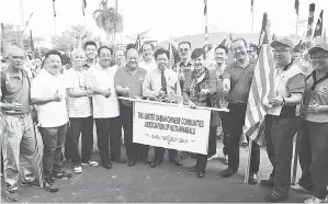  ??  ?? SUSAN dan Timbalan Presiden Bong Chong Shui bersama Mayor Bandaraya Kota Kinabalu Datuk Yeo Boon Hai dan wakil-wakil persatuan gabungan USCCAKK yang akan mengambil bahagian dalam perbarisan Hari Kemerdekaa­n.