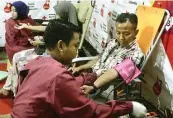  ?? GALIH WICAKSONO/JAWAPOS ?? PEDULI: Rahmat Zahrul Romadhon memeriksak­an tensi darahnya sebelum donor darah ke PMI kemarin.