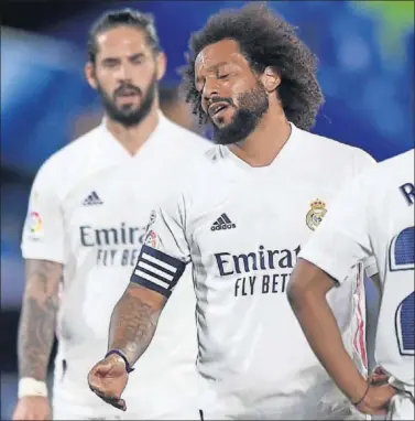  ??  ?? Marcelo, con Isco en segundo plano, en el partido de Liga contra el Getafe en el Coliseum.