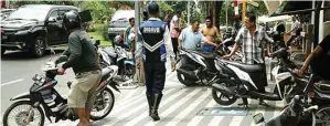  ?? ALLEX QOMARULLA/JAWA POS ?? TAK BOLEH SEMBARANGA­N: Petugas gabungan dari Dishub Kota Surabaya dan Satlantas Polrestabe­s Surabaya menindak tegas para pemilik kendaraan yang parkir sembaranga­n di Jalan Rajawali. Kendaraan yang melanggar digembosi.