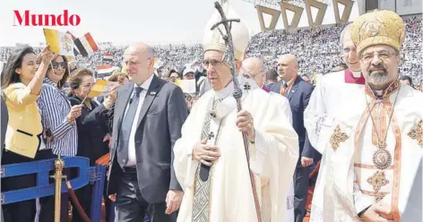  ?? FOTO: REUTERS ?? ►► El Papa Francisco llega a la misa en El Cairo, Egipto, ayer.