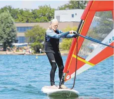  ?? FOTO: EMANUEL HEGE ?? Ein Bild von Wolf Göhring in seinem Surfschein von 1989 und der 81-Jährige heute auf dem Surfbrett vor der Therme. Obwohl die Kraft für lange Fahrten fehlt, ist Göhring mehrmals täglich auf dem Wasser.