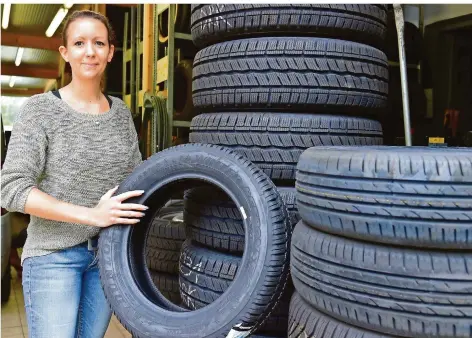  ?? FOTO: BECKERBRED­EL ?? Jenny Lambeng kümmert sich bei der Jochen Schmidt GmbH in Luisenthal um das Reifenlage­r und die Bestellung­en.