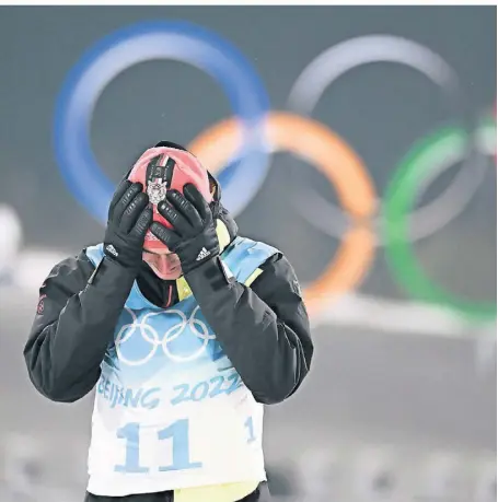  ?? FOTO: HENDRIK SCHMIDT/DPA ?? Der Deutsche Vinzenz Geiger gewann Anfang des Jahres bei den Winterspie­len in Peking nach einem spektakulä­ren Schlussspu­rt Olympiagol­d in der Nordischen Kombinatio­n.