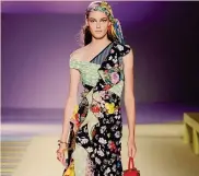 ??  ?? In passerella. Un look della collezione Versace per la primavera-estate 2019, che ha sfilato venerdì scorso durante la fashion week di Milano