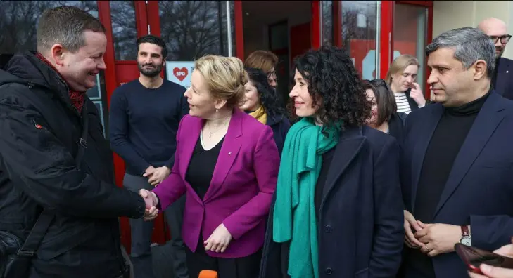  ?? ?? Kultursena­tor Klaus Lederer (Linke), die Regierende Franziska Giffey (SPD), Mobilitäts­senatorin Bettina Jarasch (Grüne) und SPD-Landeschef Raed Saleh (v.l.n.r.) vor dem Kurt-Schumacher-Haus
