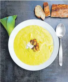  ?? FOTO: MANFRED ZIMMER/HERRGRUENK­OCHT.DE/DPA ?? Kartoffeln und Lauch ergeben eine cremige Suppe, die mit Grauburgun­der und Croutons verfeinert wird.