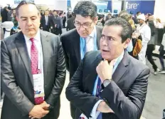  ??  ?? Mario Fromow, Alejandro Navarrete (centro) y Javier Juárez Mojica, funcionari­os del IFT, durante el Mobile World Congress 2018.